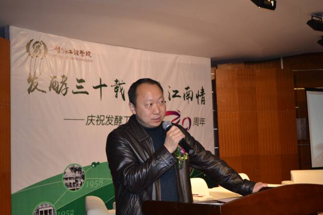 校友吴建峰作报告