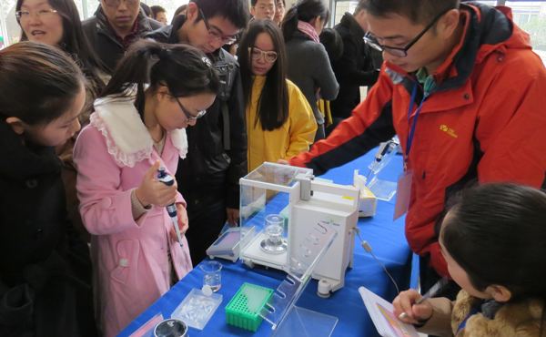 【学生活动】我院举办秀出移液水平 挑战移液精度—— 第二届电子游戏排行“移液达人挑战赛”