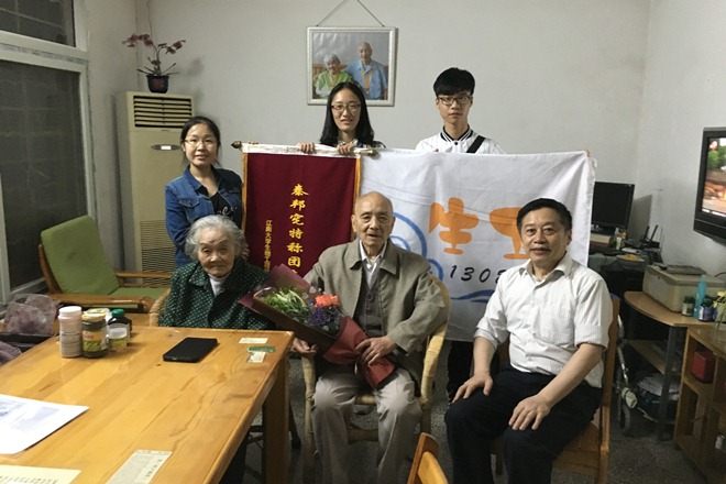 你伴共和国成长，我伴你慢慢变老